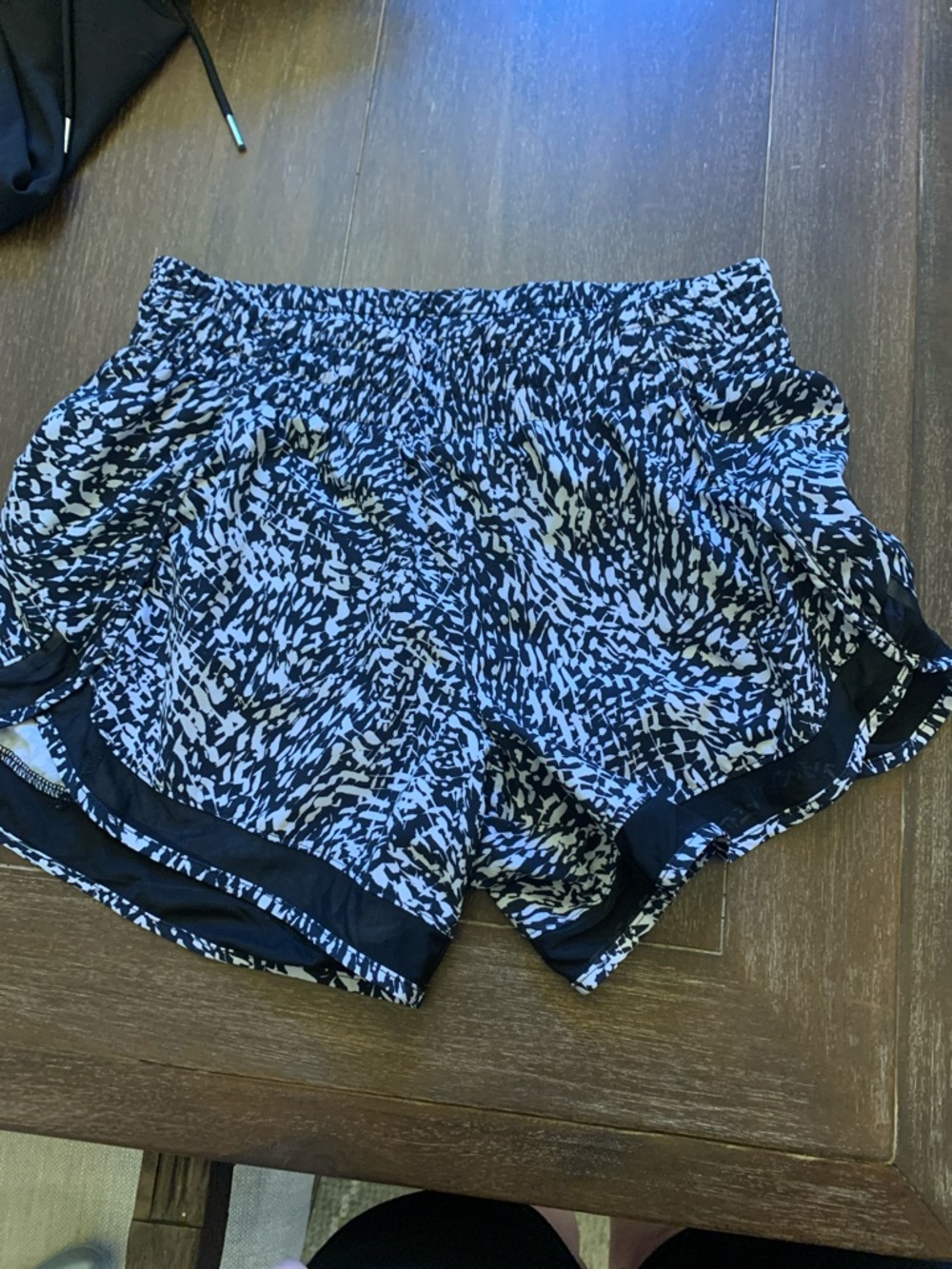 Athleta black and white pattern running short XXS